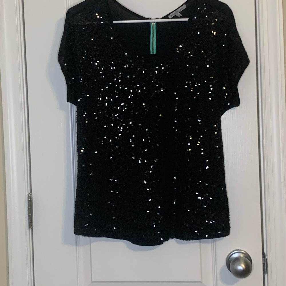 Cute sequin top with zipper detail on the back.